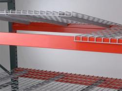 U-shaped wire decking for selective pallet racking